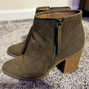 Universal thread ankle booties size 9 olive green gently worn